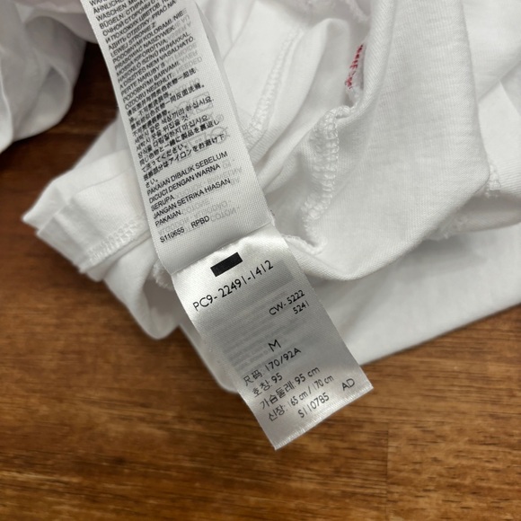 Levi’s Graphic Tee - Picture 7 of 7